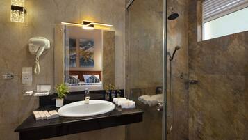 Luxe vierpersoonskamer | Badkamer | Een douche, gratis toiletartikelen, een haardroger, een bidet