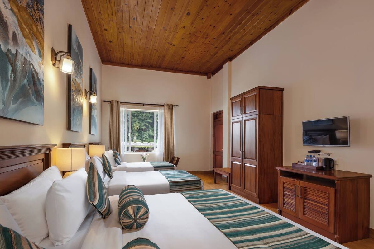 Luxury Quadruple Room | In-room safe, desk, laptop workspace, blackout drapes