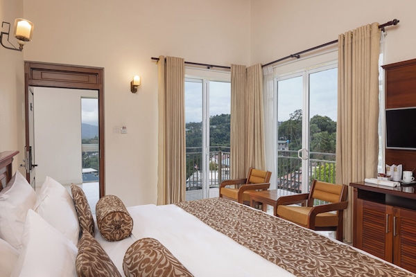 Quarto casal luxo, sacada, vista para a montanha | Cofres nos quartos, escrivaninha, espaço de trabalho para notebook