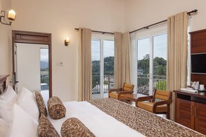 Deluxe Double Room, Balcony, Mountain View | Peti besi dalam bilik, meja, ruang kerja komputer riba 