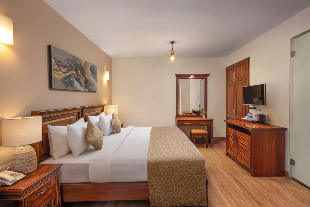 Standard Double Room, Non Smoking | In-room safe, desk, laptop workspace, blackout drapes