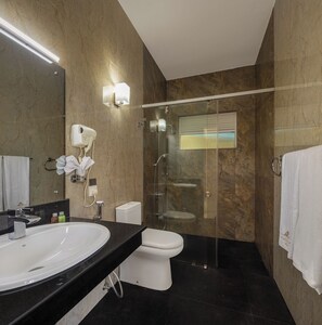 Shower, free toiletries, hair dryer, bidet - Cassendra Kandy (Kandy)