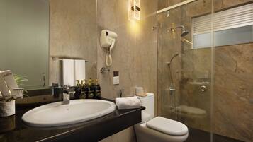 Deluxe-Doppelzimmer, Balkon, Bergblick | Badezimmer | Dusche, kostenlose Toilettenartikel, Haartrockner, Bidet