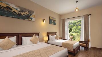 Habitación de hotel con dos camas, un cuadro, una lámpara y vistas a zonas verdes.