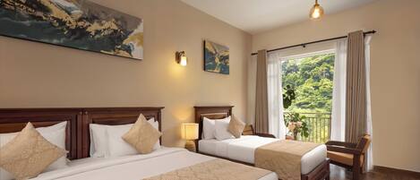 Une chambre d’hôtel avec deux lits, un tableau, une lampe et une vue sur la verdure.