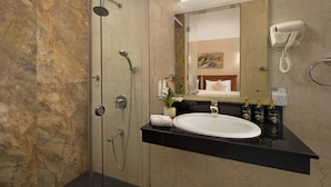 Standard Double Room, Non Smoking | Bathroom | Shower, free toiletries, hair dryer, bidet - Cassendra Kandy (Kandy)