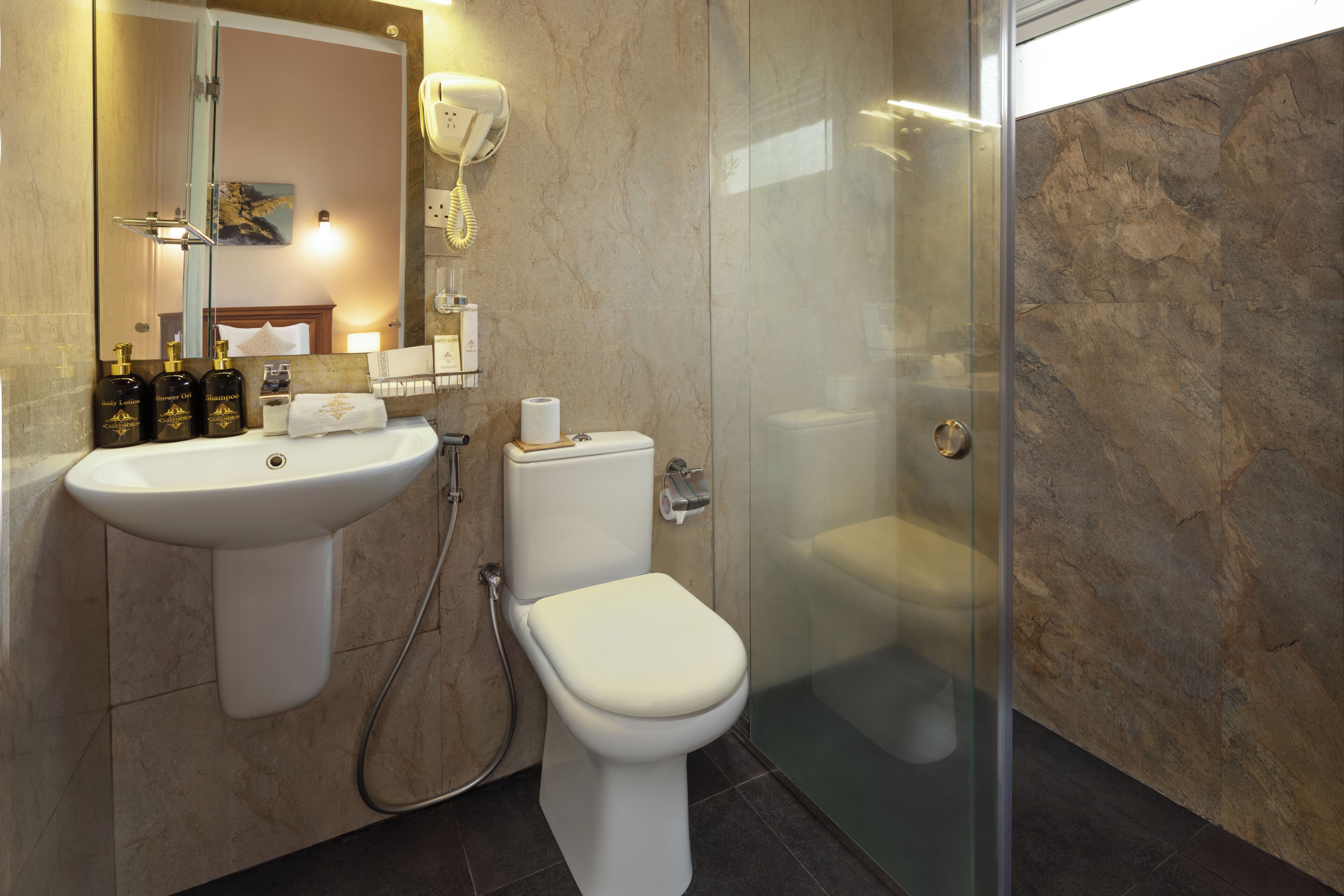 Un baño con lavabo, inodoro y ducha.
