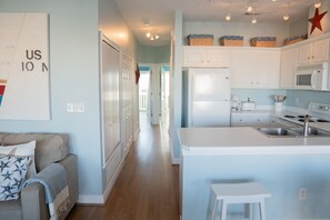 Fridge, microwave, oven, stovetop - Walk to South Beach, Pier, Bars, Restaurants (Tybee Island)
