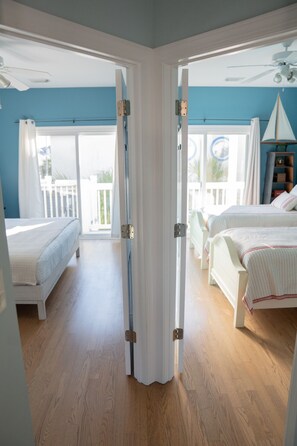 Desk, iron/ironing board, free WiFi, bed sheets - Walk to South Beach, Pier, Bars, Restaurants (Tybee Island)