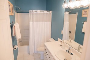 A bathroom with a bathtub, toilet, and sink. - Walk to South Beach, Pier, Bars, Restaurants (Tybee Island)