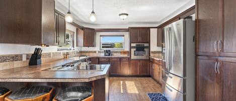 Frigorífico, microondas, horno y placa de cocina