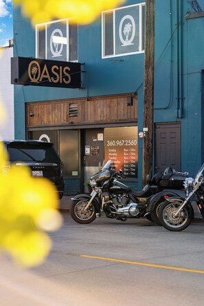 Exterior - Bigfoot Hideaway! 5-bedroom house with Hot Tub in beautiful Castle Rock (Castle Rock)