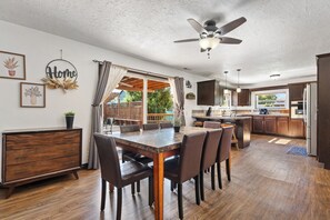 Dining - Bigfoot Hideaway! 5-bedroom house with Hot Tub in beautiful Castle Rock (Castle Rock)