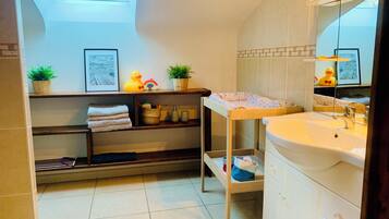 Douche, serviettes fournies, savon, shampoing