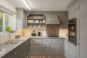 Fridge, microwave, oven, stovetop - 17th Century Cottage in Bideford, Private Parking (Devon)
