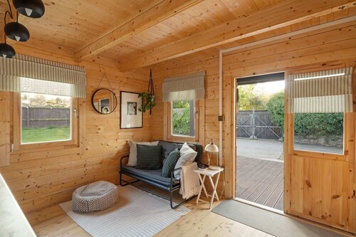 Scandi-Style Cabin in Bideford, Private Parking