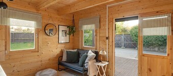 Scandi-Style Cabin in Bideford, Private Parking