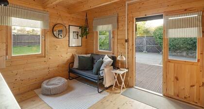Scandi-Style Cabin in Bideford, Private Parking