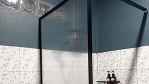 Bidet, asciugamani, sapone, carta igienica