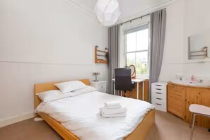 3 عدّة غرف نوم ومكواة/لوح كي وواي فاي وملاءات أسرّة