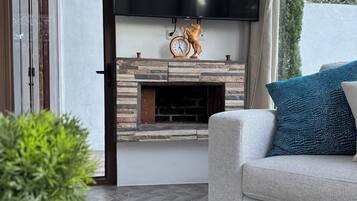 Smart TV, fireplace