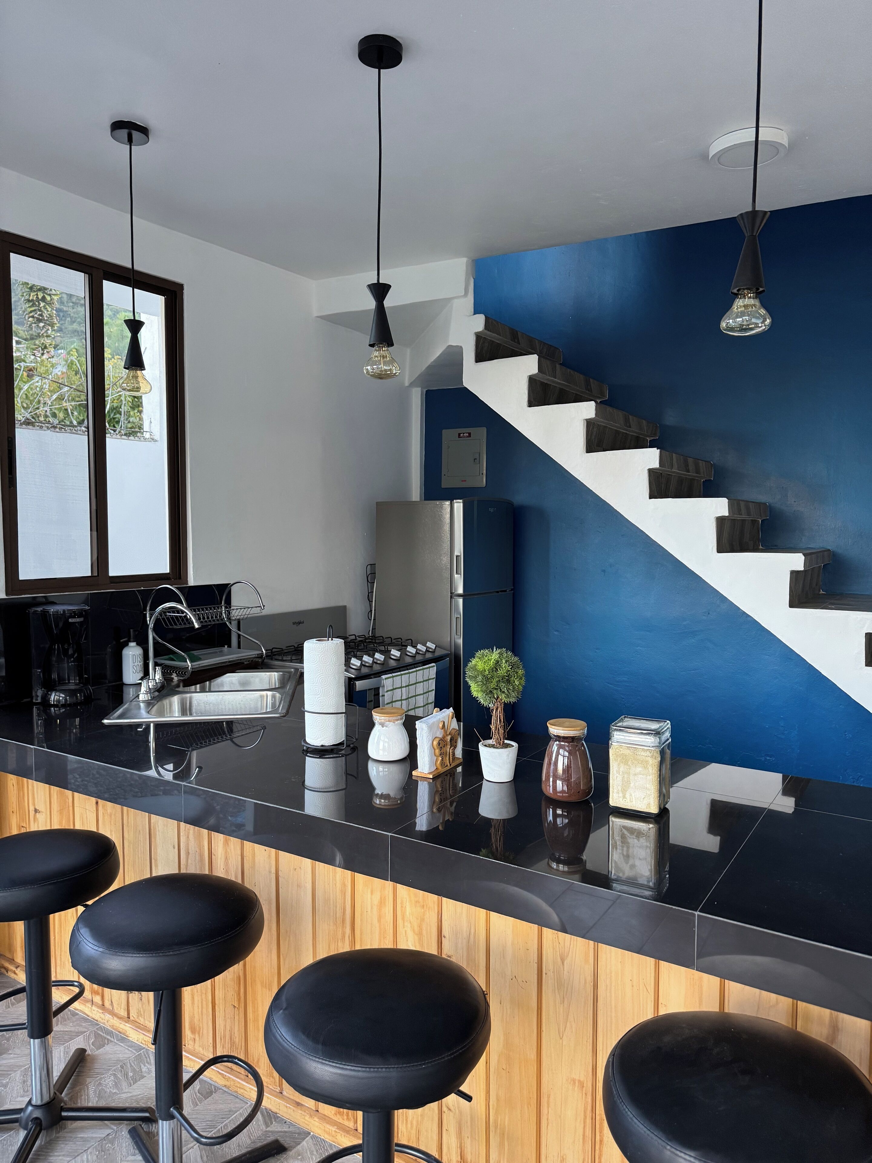 Kylskåp, ugn, spishäll och kaffe- och tebryggare