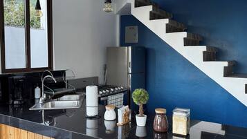 Fridge, oven, stovetop, coffee/tea maker