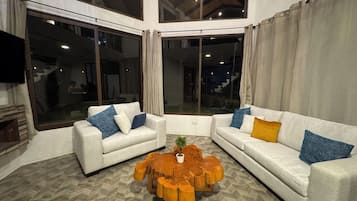 Smart TV, fireplace