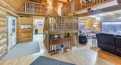 < 1 Mi to Kenai River: Spacious Cabin w/ Deck!