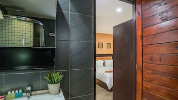 Deluxe Triple Room, Non Smoking, Private Bathroom | Bathroom | Shower, rainfall showerhead, hair dryer, soap