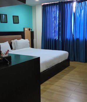 Deluxe-Doppelzimmer, Stadtblick | Betten mit Memory-Foam-Matratzen, kostenlose Minibar, Zimmersafe