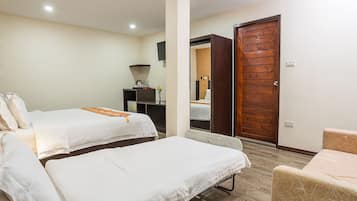 Quarto triplo luxo, para não fumantes, banheiro privativo | Camas com colchões de espuma com sistema de memória