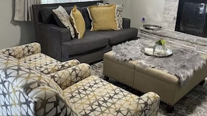 Living area - Canyon Lake TX 5 minutes from the  Lake (Canyon Lake)