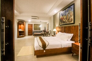 Elite Suite, Pool View | Desk, free WiFi