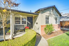 Terrace/patio - Near Levi's Stadium & Dtwn San Jose: Sleek Duplex! (San Jose)