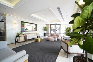 Coin salon dans le hall