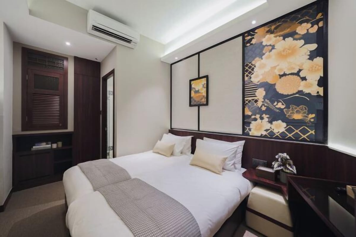 In-room safe, desk, laptop workspace, soundproofing