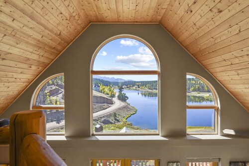 Lakefront w Pikes Peak views HOT TUB