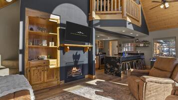 Smart TV, chimenea, libros, oficina