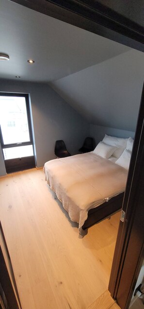 5 bedrooms, iron/ironing board, Internet