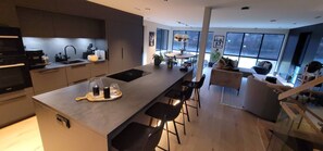 Fridge, oven, stovetop, dishwasher