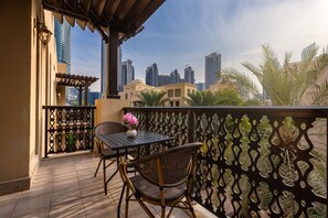 Outdoor dining - Stylish & Spacious Apartment in Downtown Dubai (Dubai)