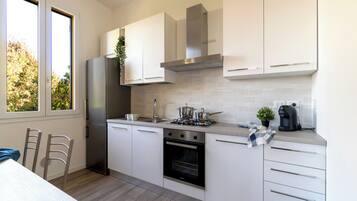 Jääkaappi, uuni, liesi, kahvin-/teenkeitin