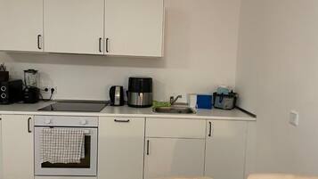 Kühlschrank, Mikrowelle, Geschirrspüler, Kochgeschirr/Geschirr/Besteck