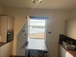 Fridge, microwave, oven, stovetop - Beachfront Treasure - Directly On The Beach (Musselburgh)