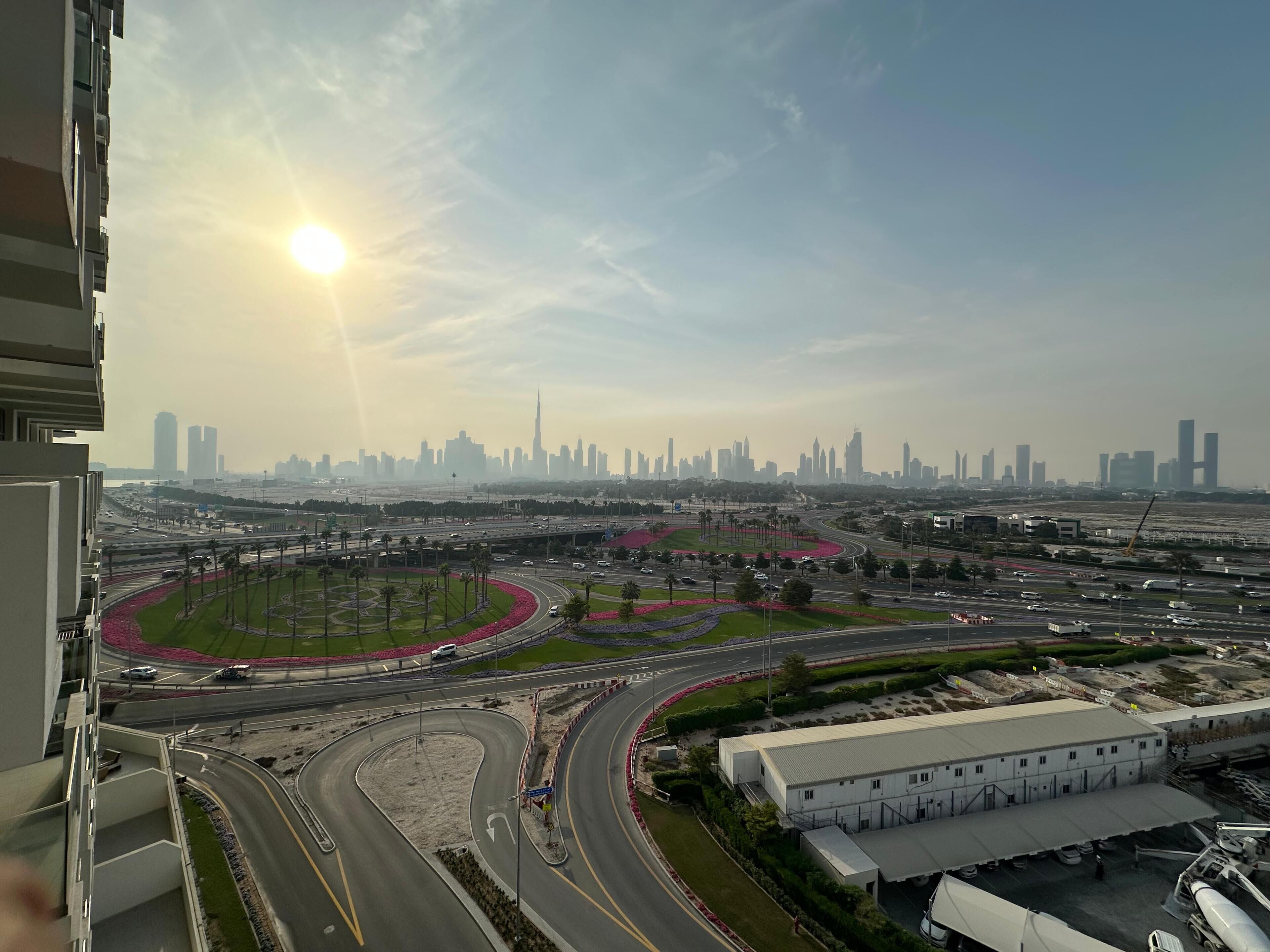 Un parking à plusieurs niveaux offrant une vue dégagée sur les gratte-ciel de la ville en arrière-plan.