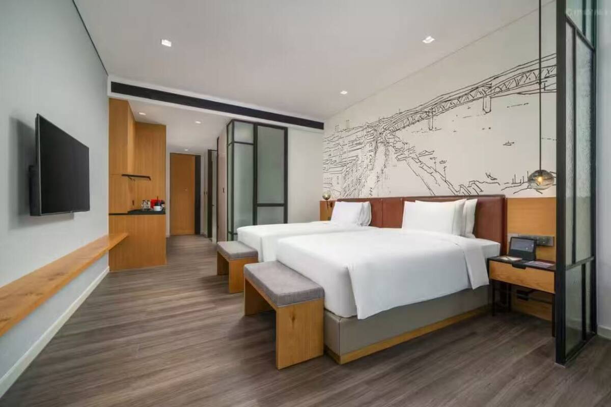 Kamar Twin Standar | Minibar gratis, meja kerja, dan ruang kerja ramah laptop