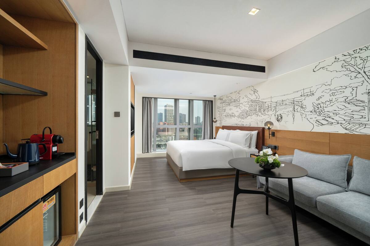 Kamar Double Standar | Minibar gratis, meja kerja, dan ruang kerja ramah laptop