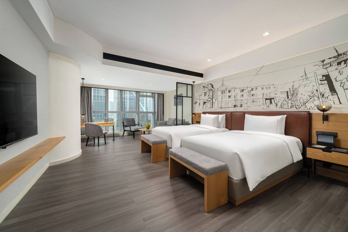Minibar gratis, meja kerja, dan ruang kerja ramah laptop