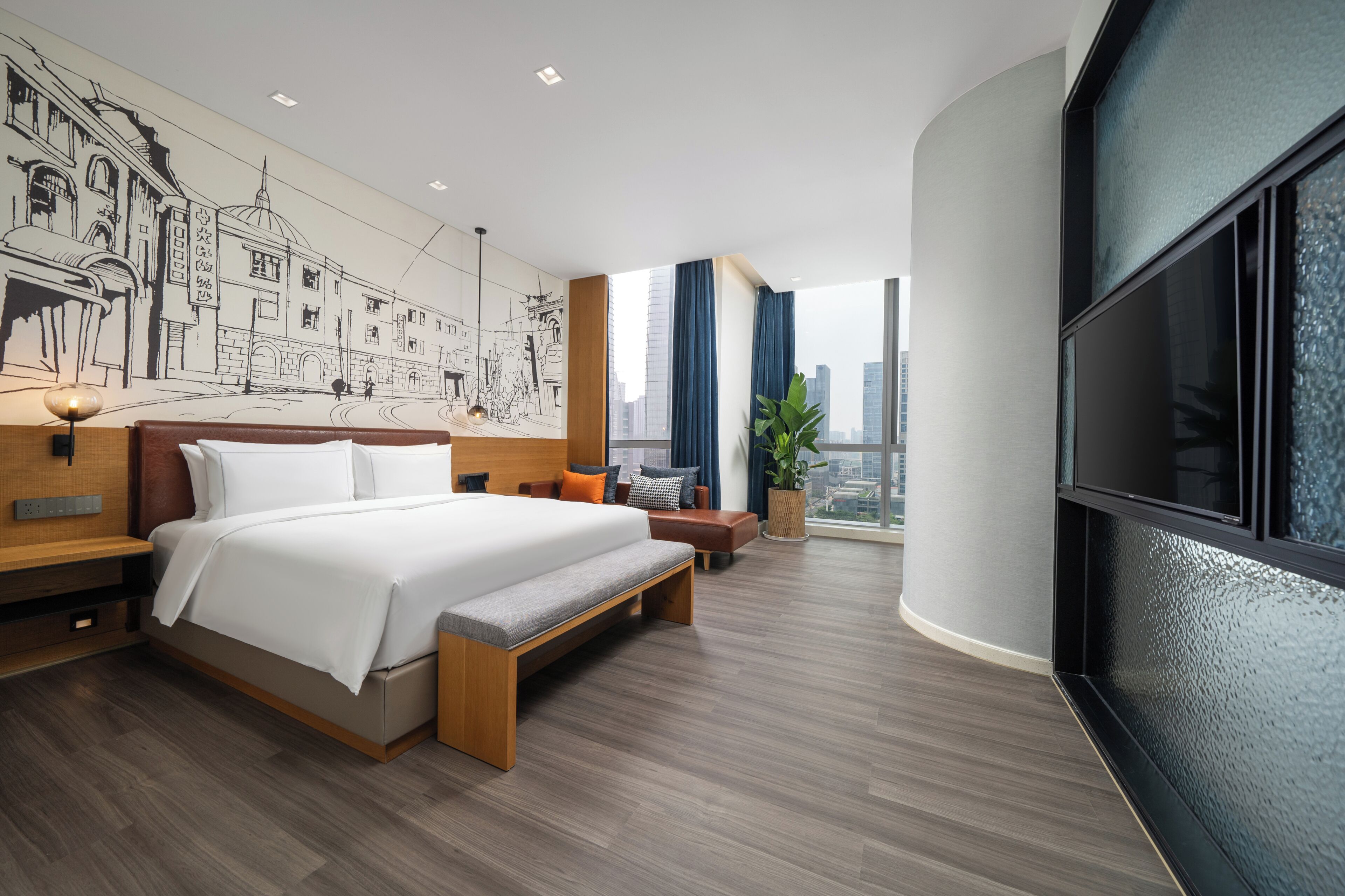 Ein modernes Hotelzimmer mit einem großen Bett, einer Stadtlandschaftsmalerei, einem Fernseher und einem großen Fenster mit Vorhängen.